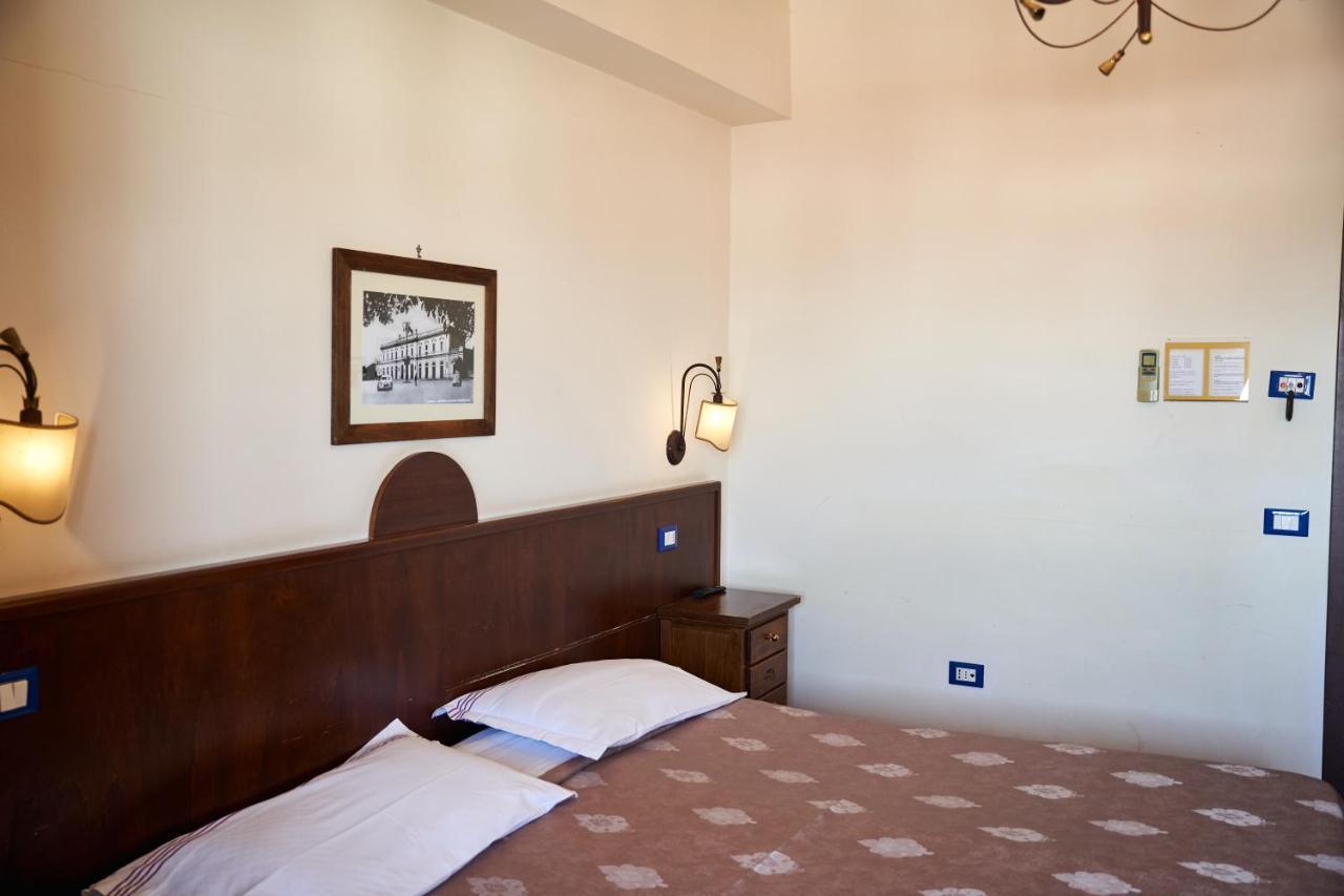 Hotel Max Aversa Buitenkant foto