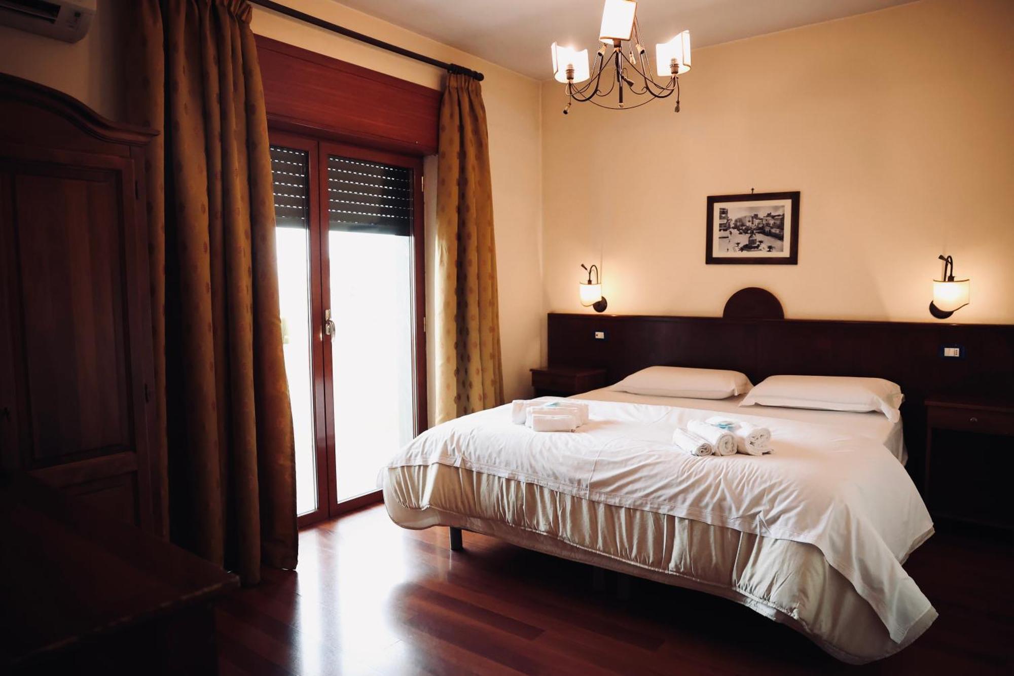 Hotel Max Aversa Buitenkant foto